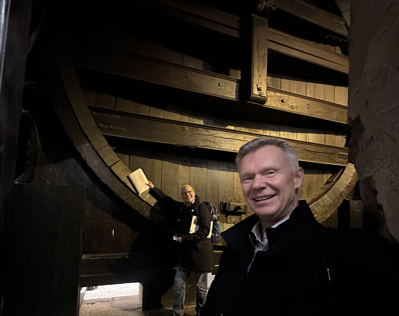 Julius og Agnar ved det store vinfatet på Heidelberg slott