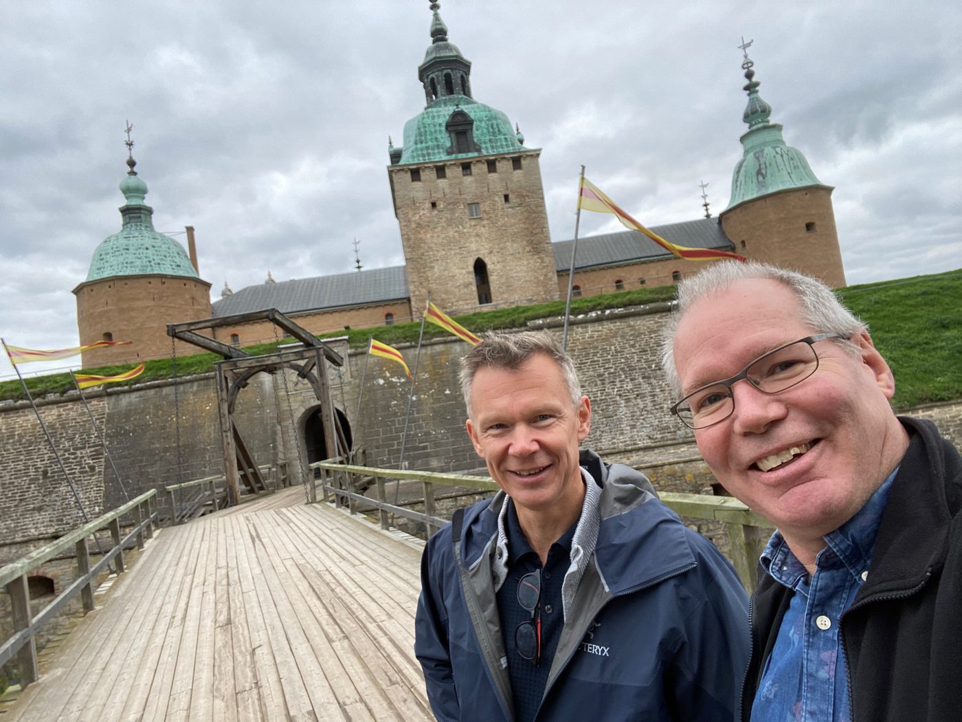 Julius og Agnar foran Kalmar slott