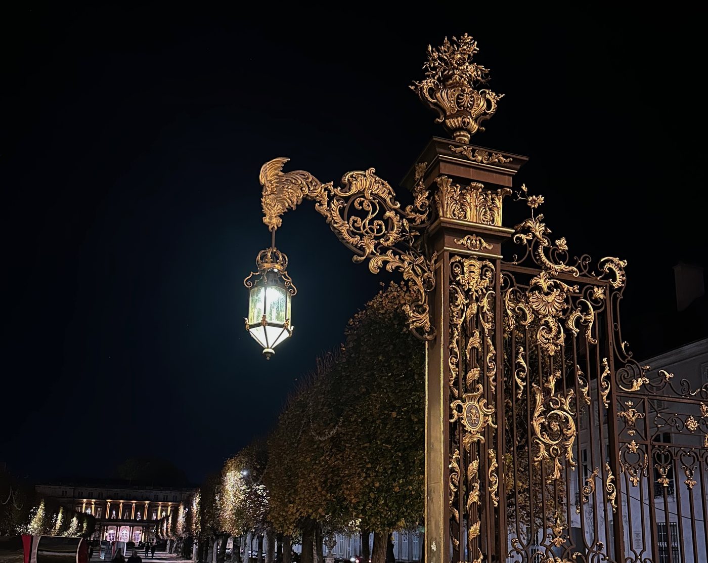 De forgylte portene på Place Stanislas i Nancy om natten